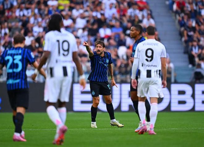 关于尤文图斯客场战平都灵，失去登顶机会的信息