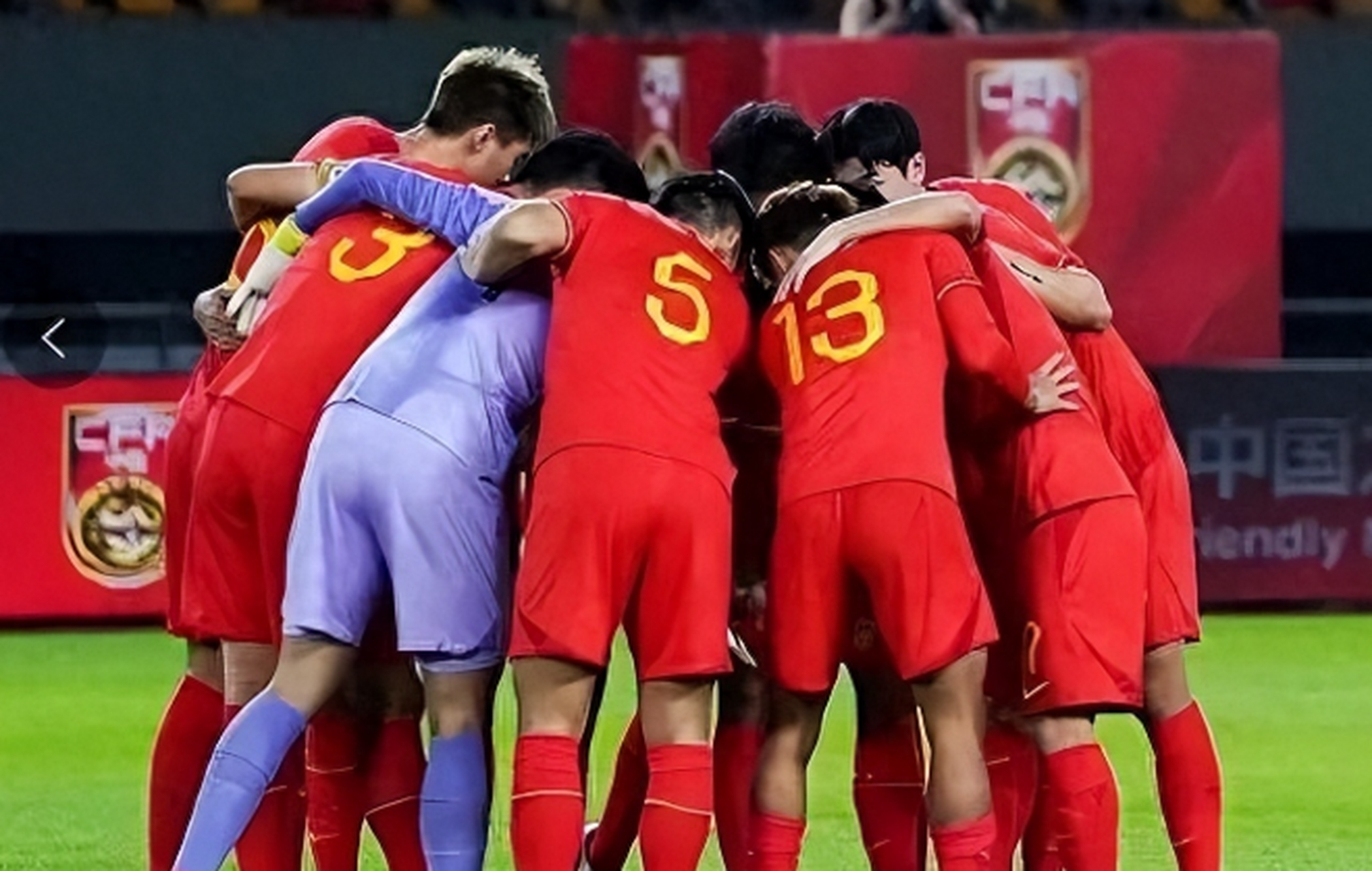 包含热血激情的足球比拼,双方互不相让争夺高处胜利的词条 包含热血激情的足球比拼,双方互不相让争夺高处胜利的词条