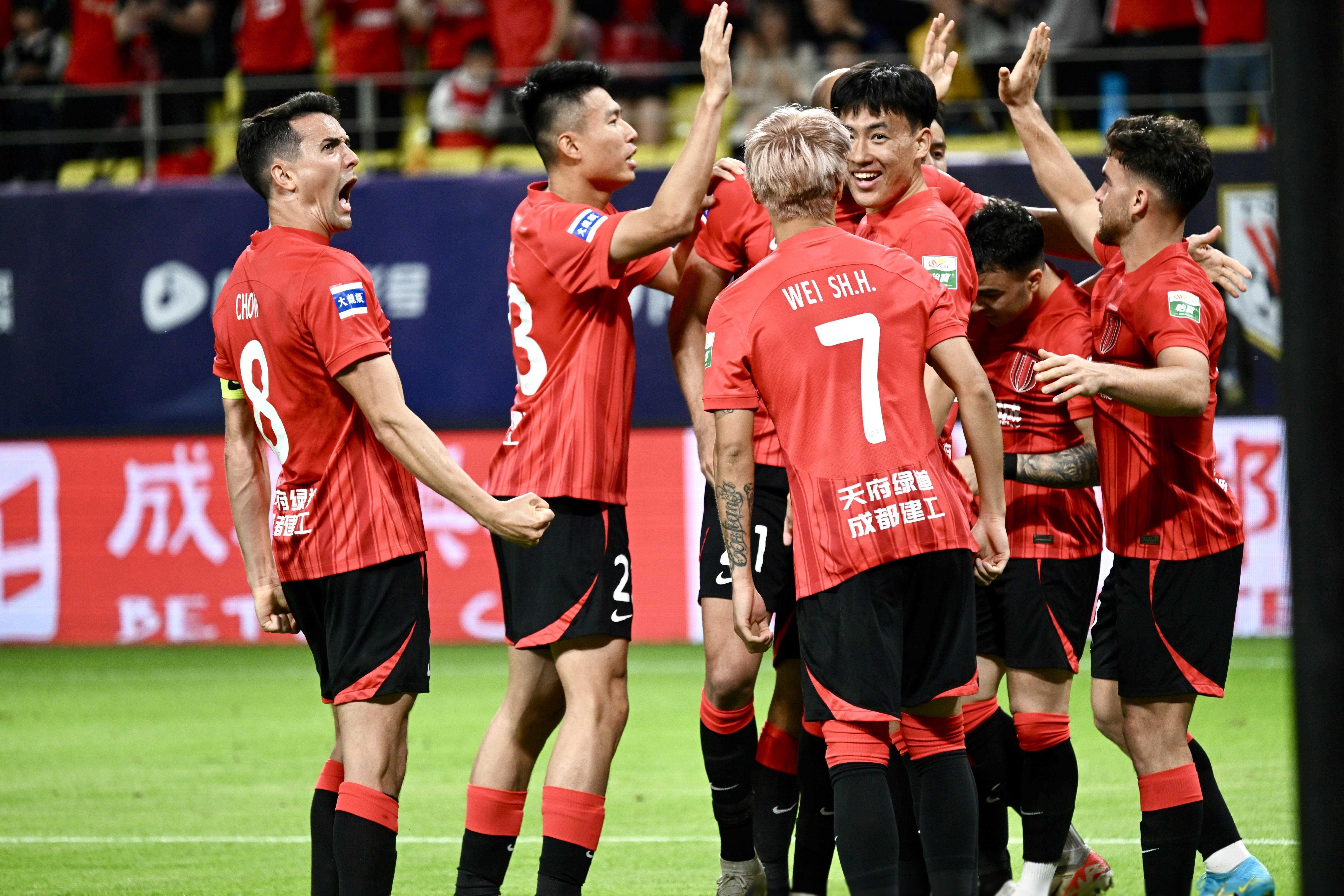 顶级球队展现实力，赢得球迷热烈掌声(顶级足球运动员都有志为顶级球队效力翻译)