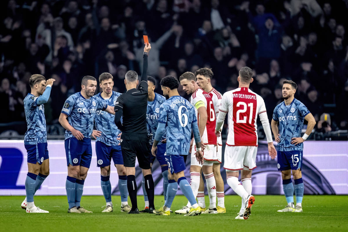 包含阿克拉内斯惨败，提前出局欧冠赛事，球队面临变局的词条