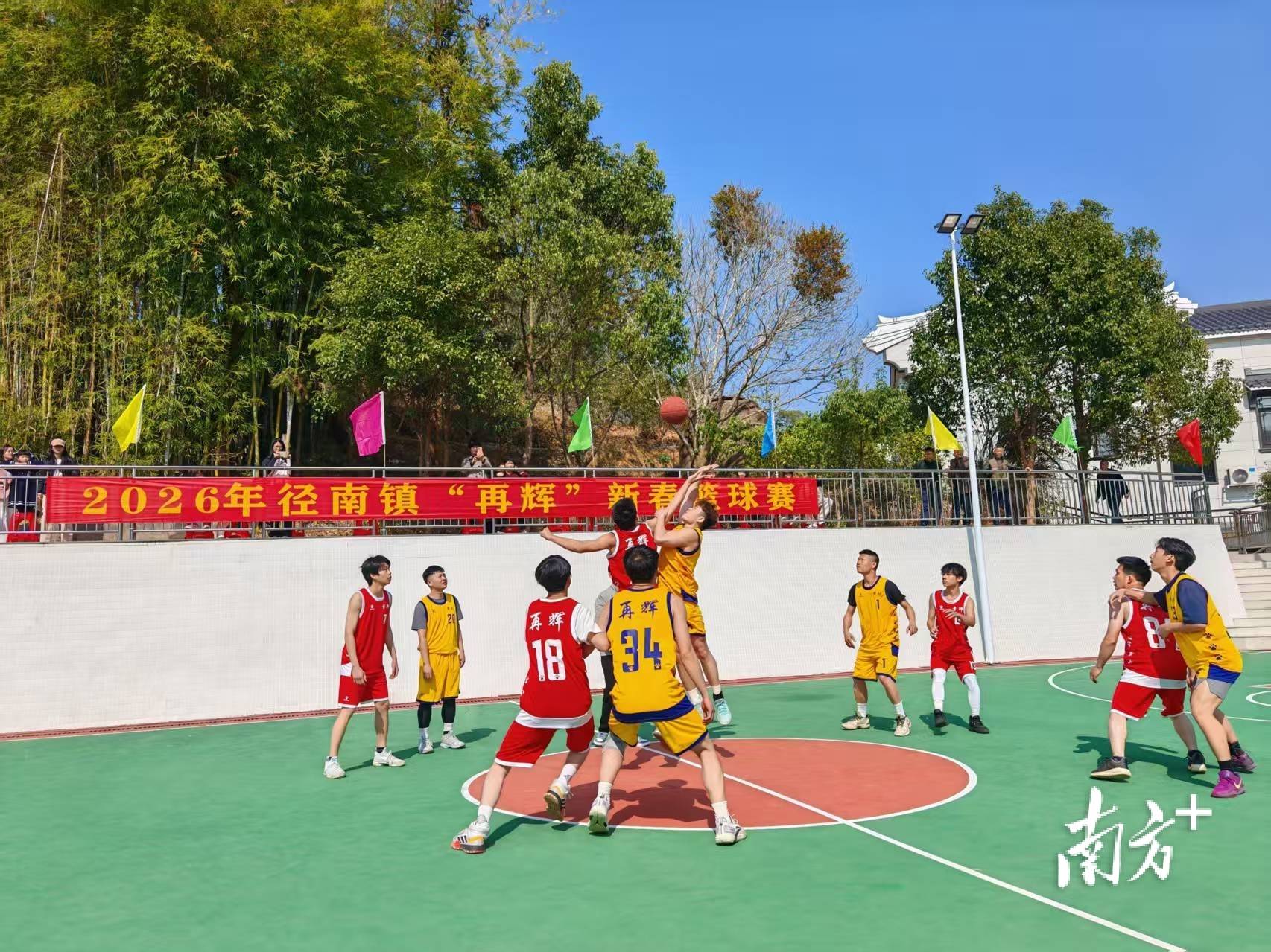 球星们在“擂”互擂，球场情势绝“江”，篮球“气”家主持的简单介绍